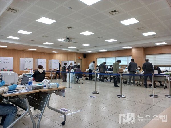 ▲ 제20대 대통령선거 사전투표가 시작된 4일 오전 대구시 수성구 만촌1동 사전투표소에 유권자들이 투표를 하고 있다.