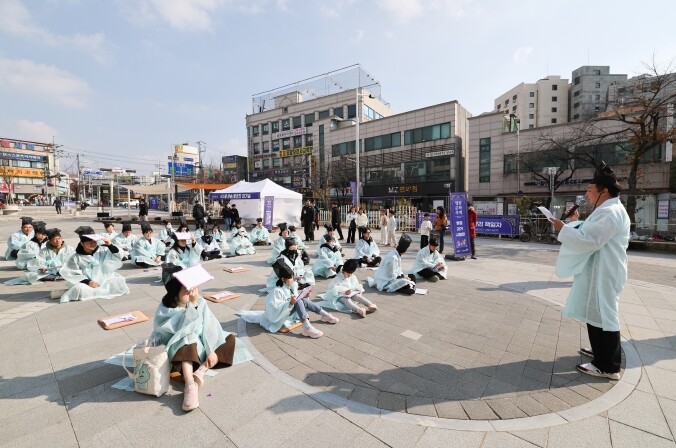 2,700여명의 방문객들과 함께한 말...