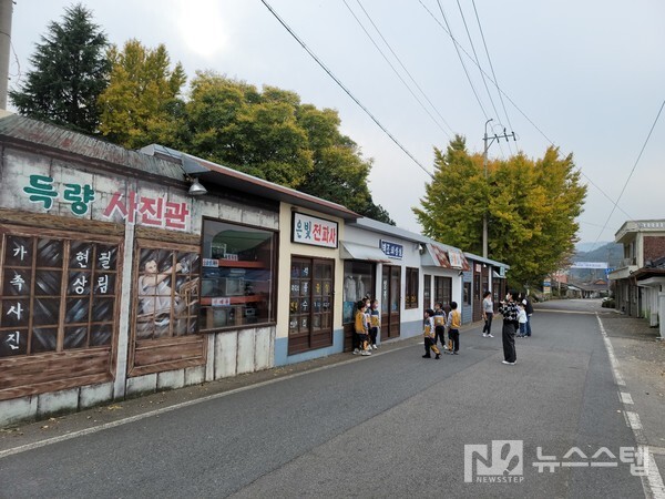 ▲전남 보성 득량역 추억의 거리를 찾은 어린이들이 기념사진을 찍고 있다.