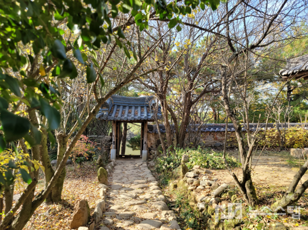 ▲일제강점기 때 만들어진 사도저수지로 향하는 영벽문