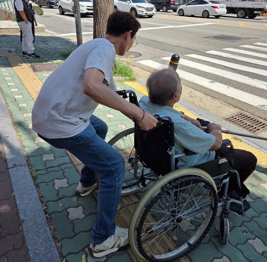 군포1동 복지과 공무원, 폭염 속 어...