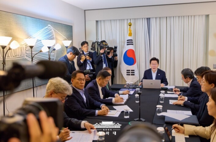 이 대통령 "유가 불안 확실한 해소 때까지 석유 최고가격제·유류세 인하 유지"