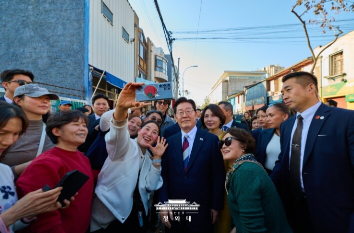 이재명 대통령 부부, 칠레 산티아고 ‘한국의 거리’ 방문
